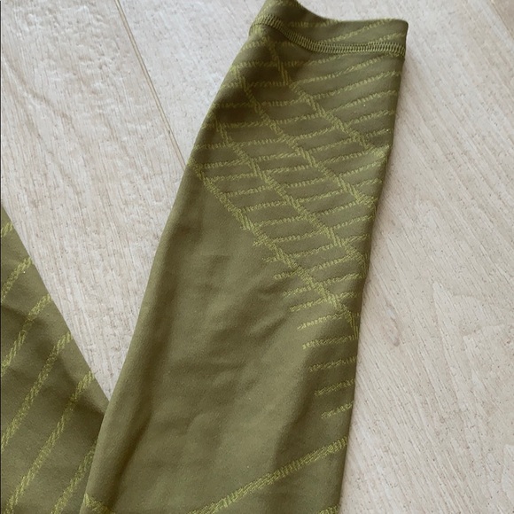 Lululemon leggings size 4 - Picture 2 of 8